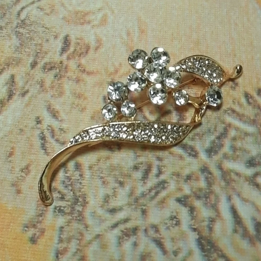 ☄Wispy Stem Flower Bar Brooch Pin-Gold Tone